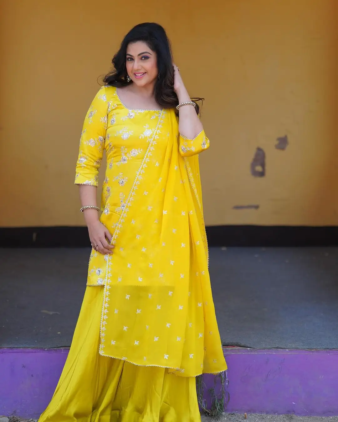 TELUGU TV ACTRESS MEENA STILLS IN YELLOW DRESS 7